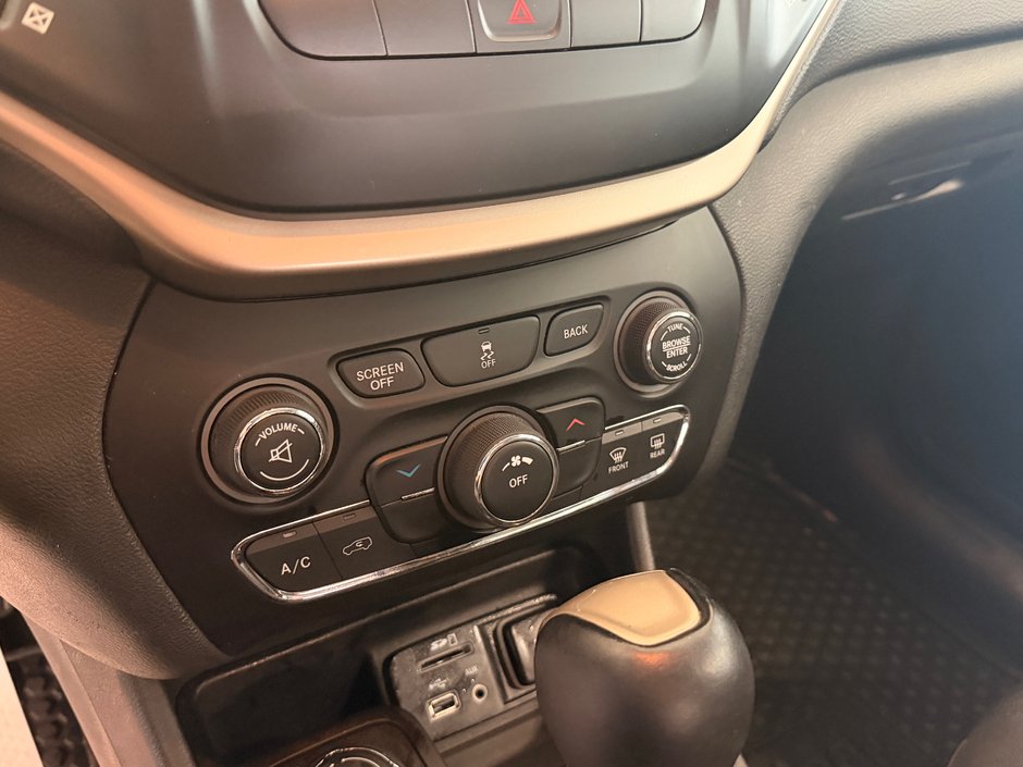 2014 Jeep Cherokee North-13