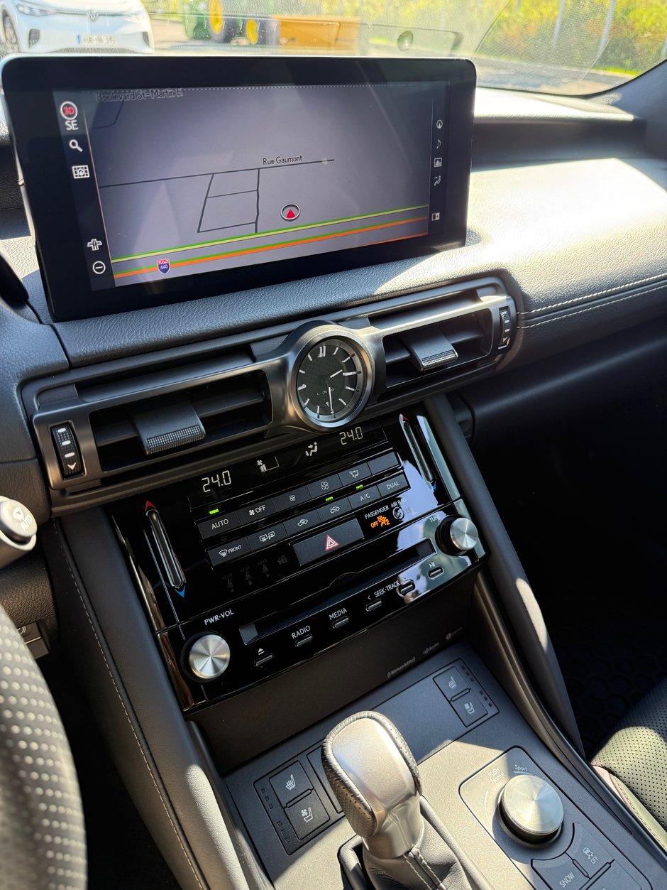 Lexus IS 300 2023-8