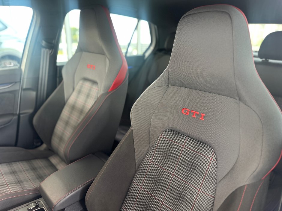 Volkswagen Golf GTI 40th Anniversary 2023-15