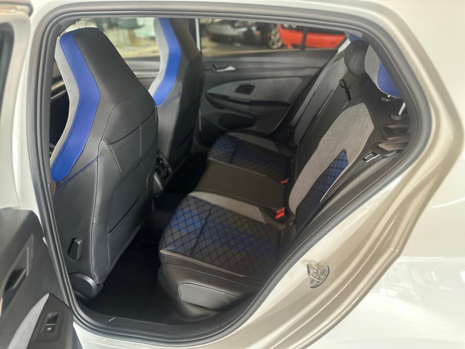 2025 Volkswagen Golf R Black Edition-9