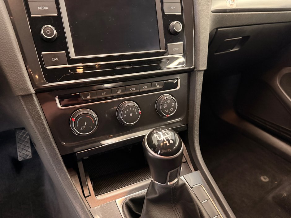 Volkswagen Golf Trendline 2018-16