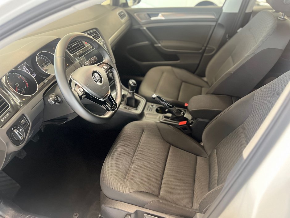 Volkswagen Golf Comfortline 2019-13