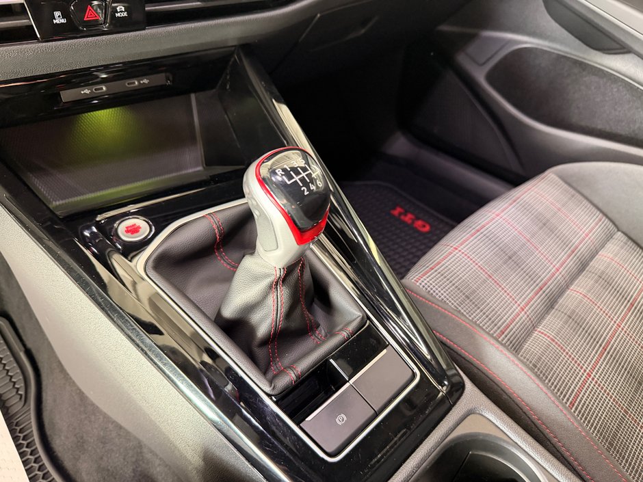 Volkswagen GTI Base 2023-13