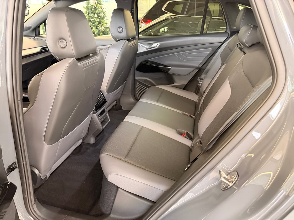 2023 Volkswagen ID.4 Pro S-9