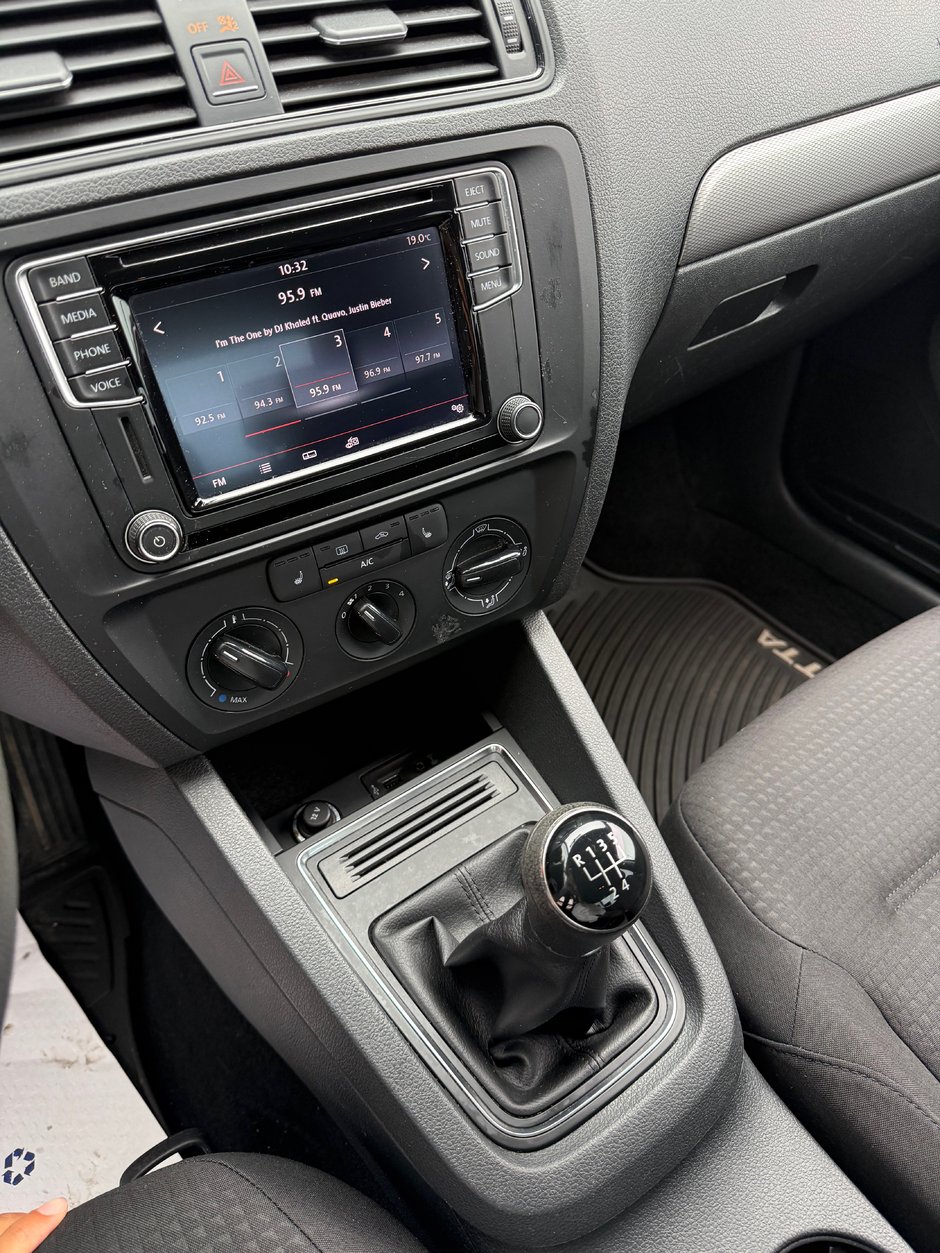Volkswagen Jetta Sedan Trendline 2016-4