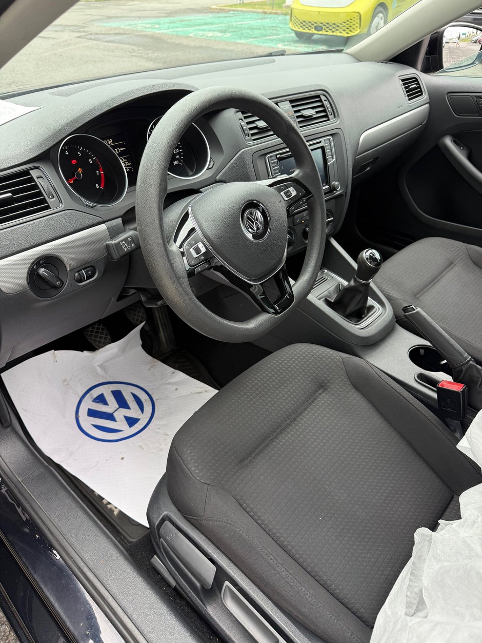 Volkswagen Jetta Sedan Trendline 2016-2
