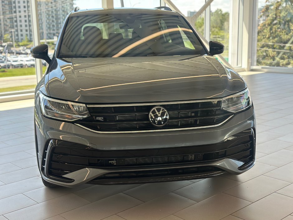 2024 Volkswagen Tiguan Comfortline R-Line Black Edition-1