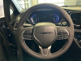 Chrysler Pacifica Hybrid SELECT 2025 Hybride branchable * Autonomie 50km * Sièges et volant chauffants