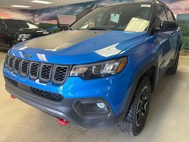 Jeep Compass Trailhawk 2024 ENSEMBLE ATTELAGE REMORQUE * SIÈGES ET VOLANT CHAUFFANTS * DÉMARREUR À DISTANCE