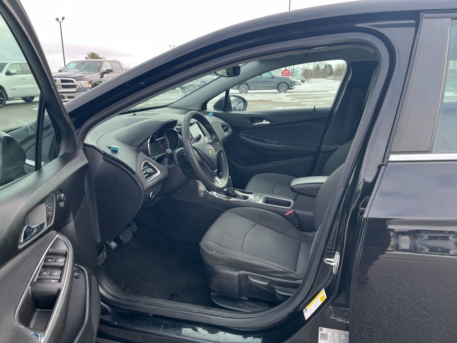 2019 Chevrolet Cruze LT FWD-10