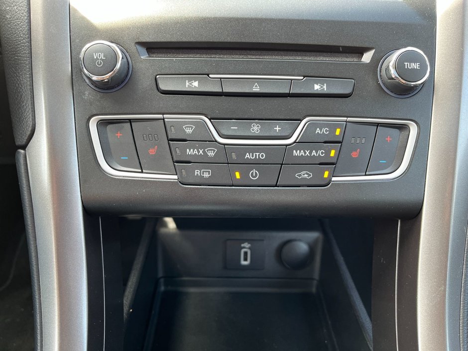 2017 Ford Fusion 4dr Sdn SE AWD-28
