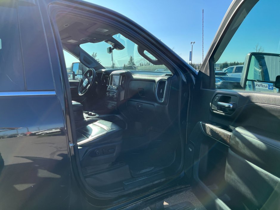 2022 GMC Sierra 3500HD Denali 4WD Crew Cab 8' Box Dually-18