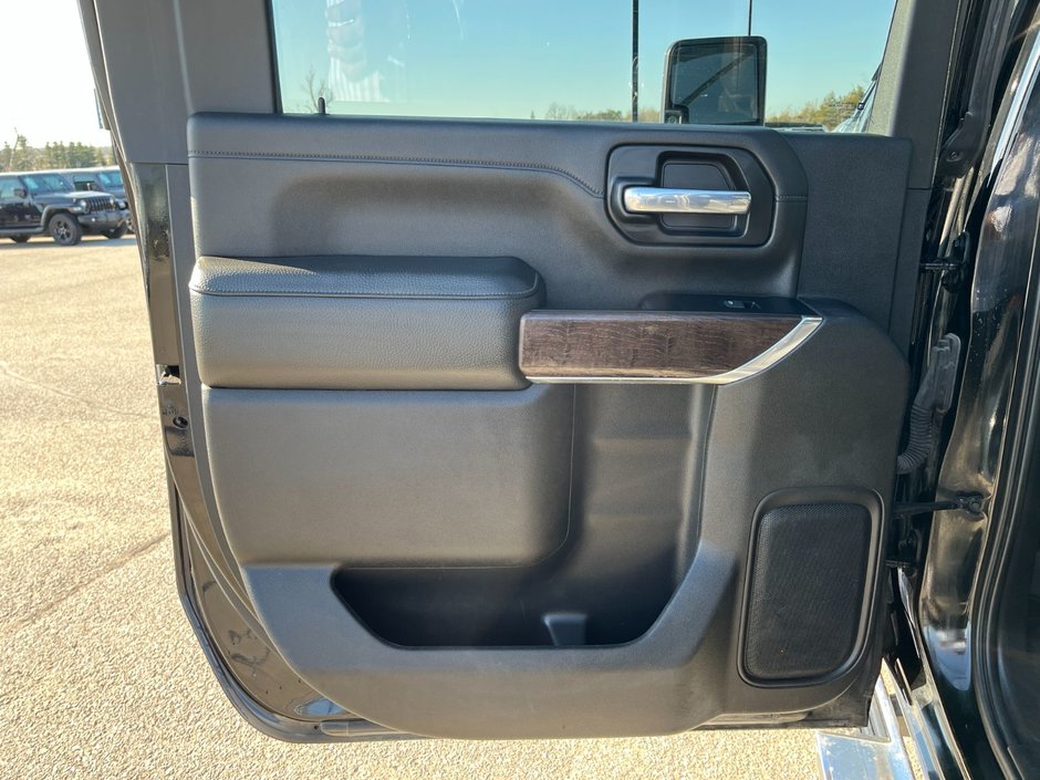 2022 GMC Sierra 3500HD Denali 4WD Crew Cab 8' Box Dually-11