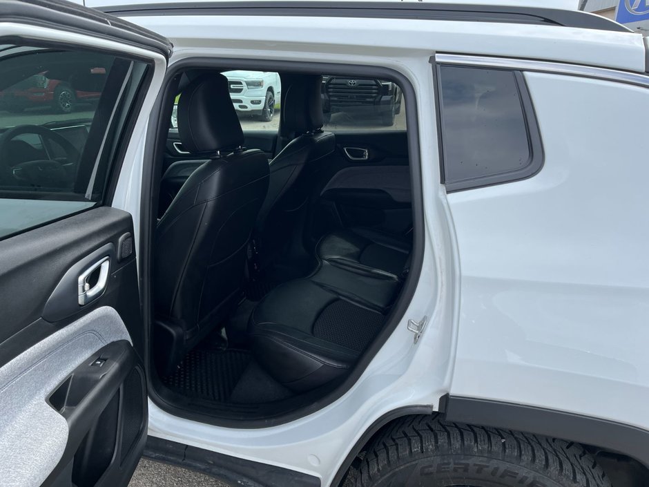 2023 Jeep Compass North 4X4-12