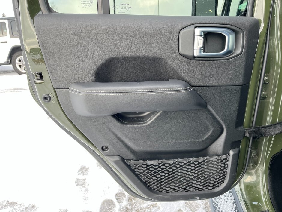 2021 Jeep Wrangler Unlimited Sahara 4x4-11