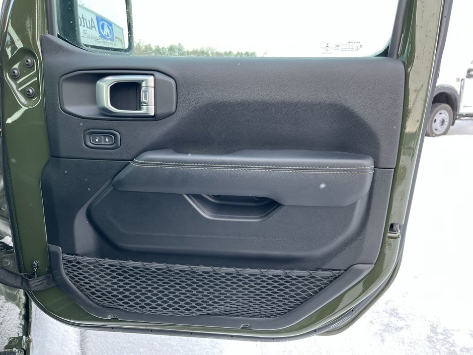 2021 Jeep Wrangler Unlimited Sahara 4x4-17