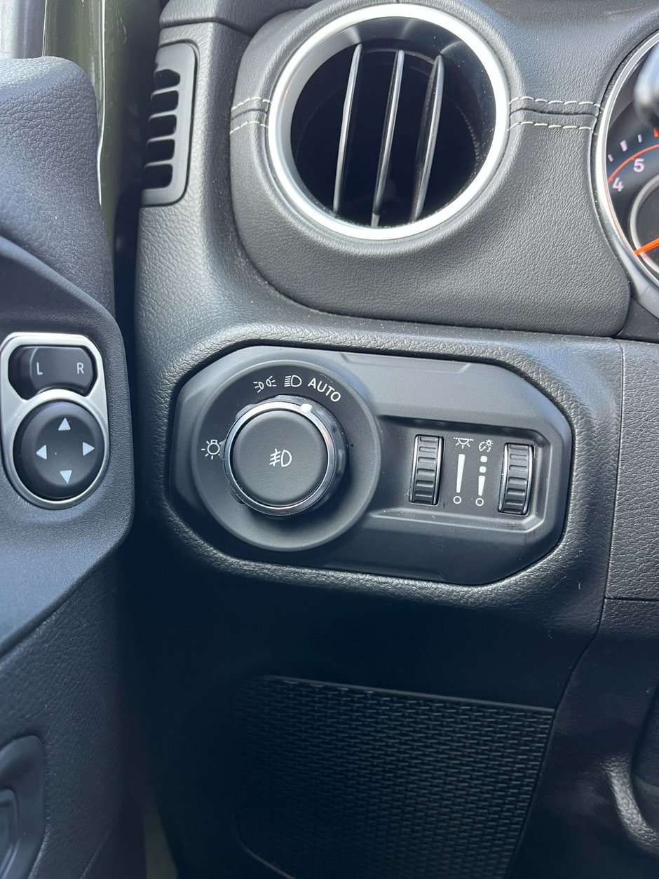 2021 Jeep Wrangler Unlimited Sahara 4x4-21