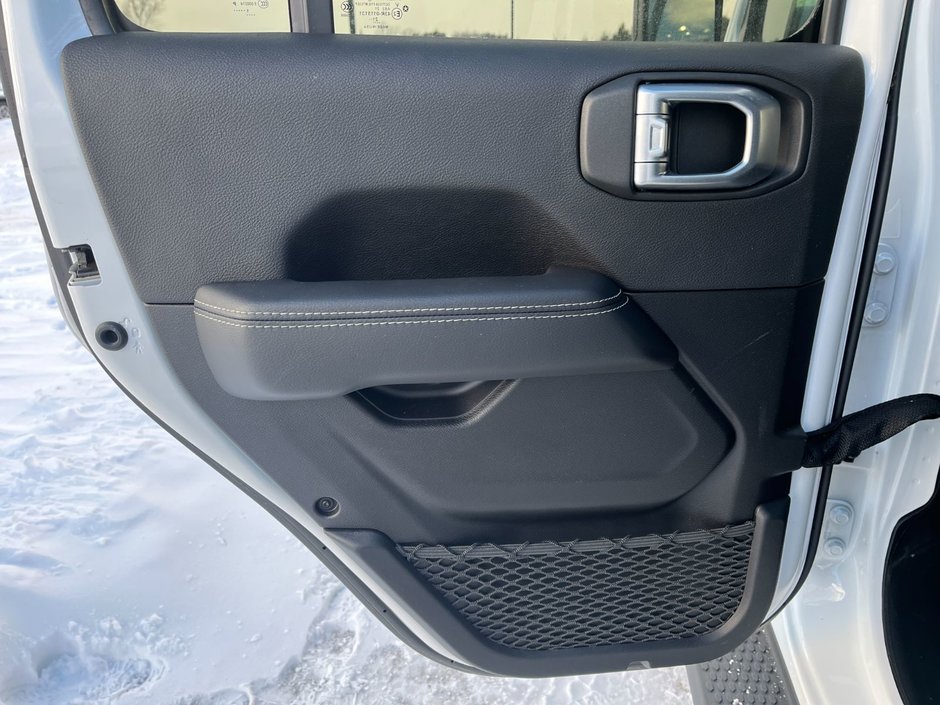 2021 Jeep Wrangler Unlimited Sahara 4x4-11