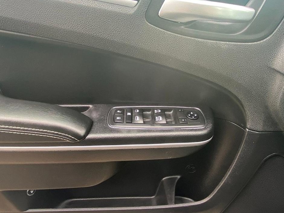 2019 Chrysler 300 S-10