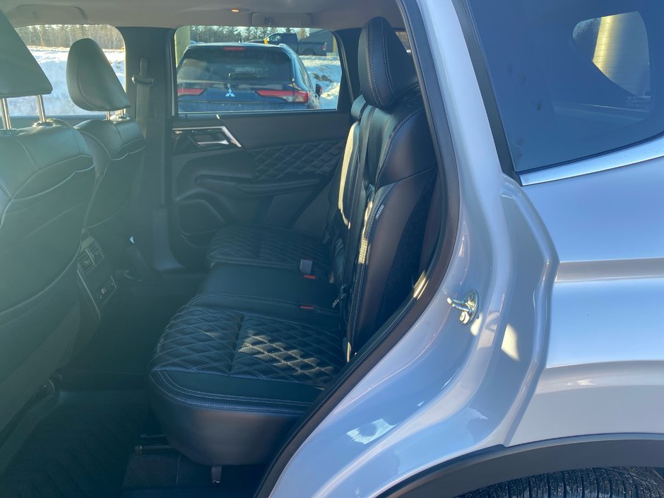 Mitsubishi OUTLANDER PHEV SEL 2023-7