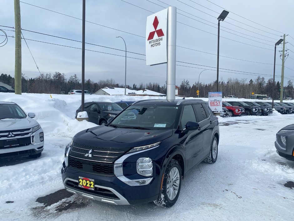 2022 Mitsubishi Outlander SE in Thunder Bay, Ontario - w940px