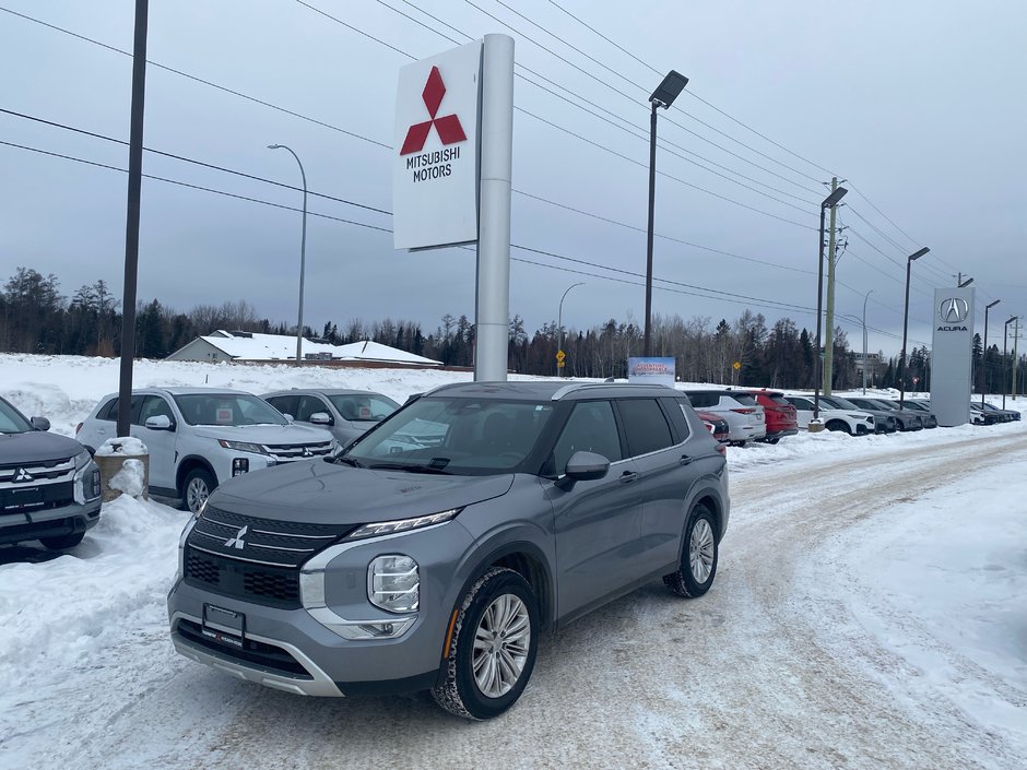 2024 Mitsubishi Outlander SE in Thunder Bay, Ontario - w940px