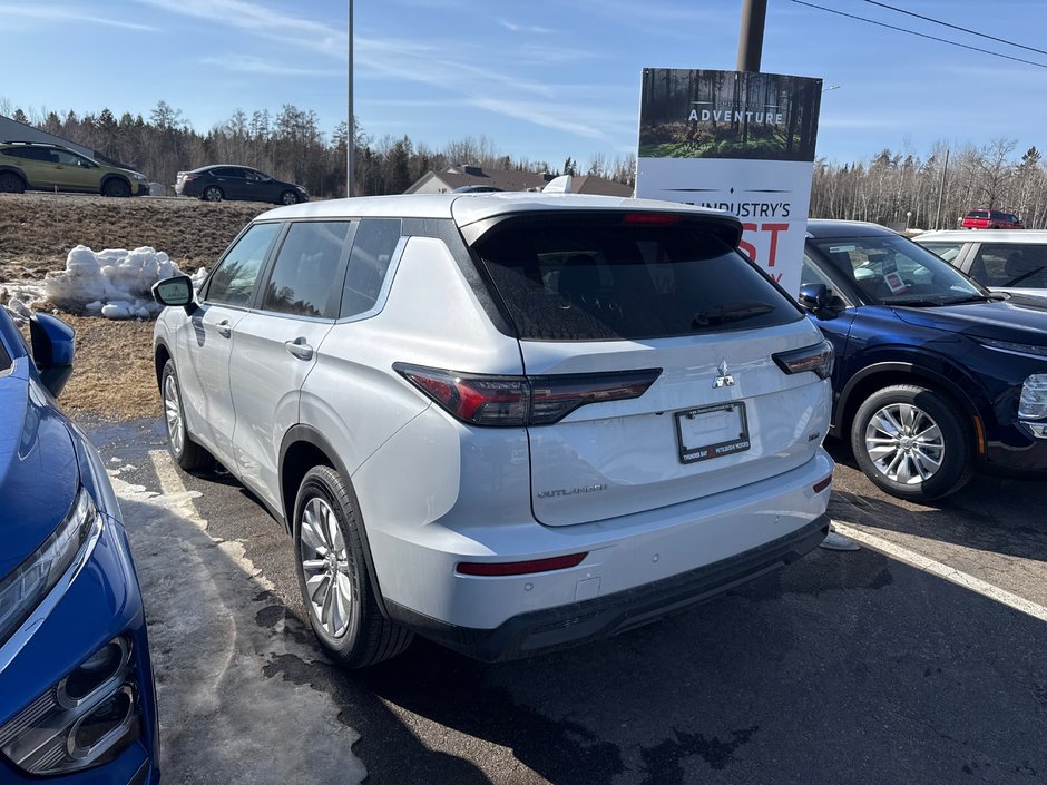 Mitsubishi Outlander ES 2025-1