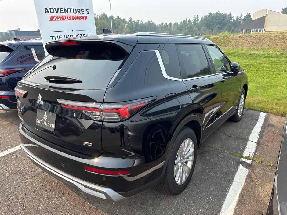 2025 Mitsubishi Outlander SE-2