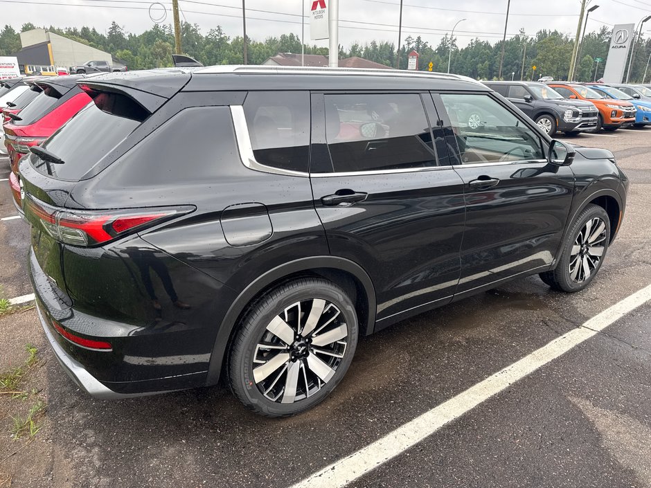 2025 Mitsubishi Outlander-2