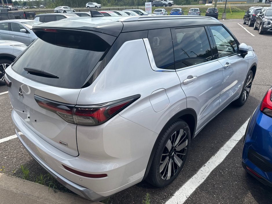 2025 Mitsubishi Outlander-2