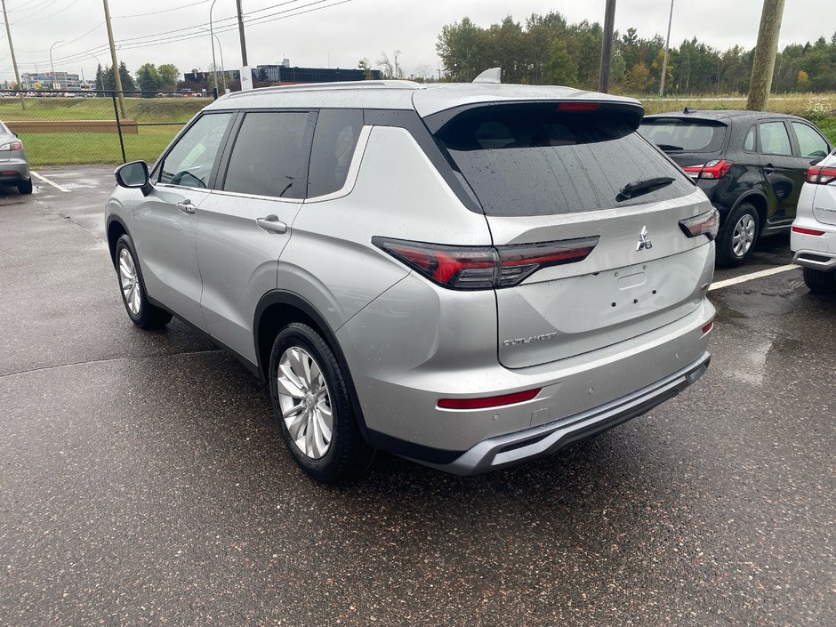 2025 Mitsubishi Outlander SE-3