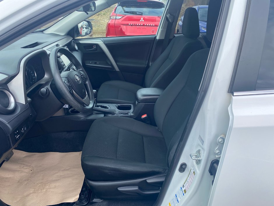 Toyota RAV4 LE 2018-6