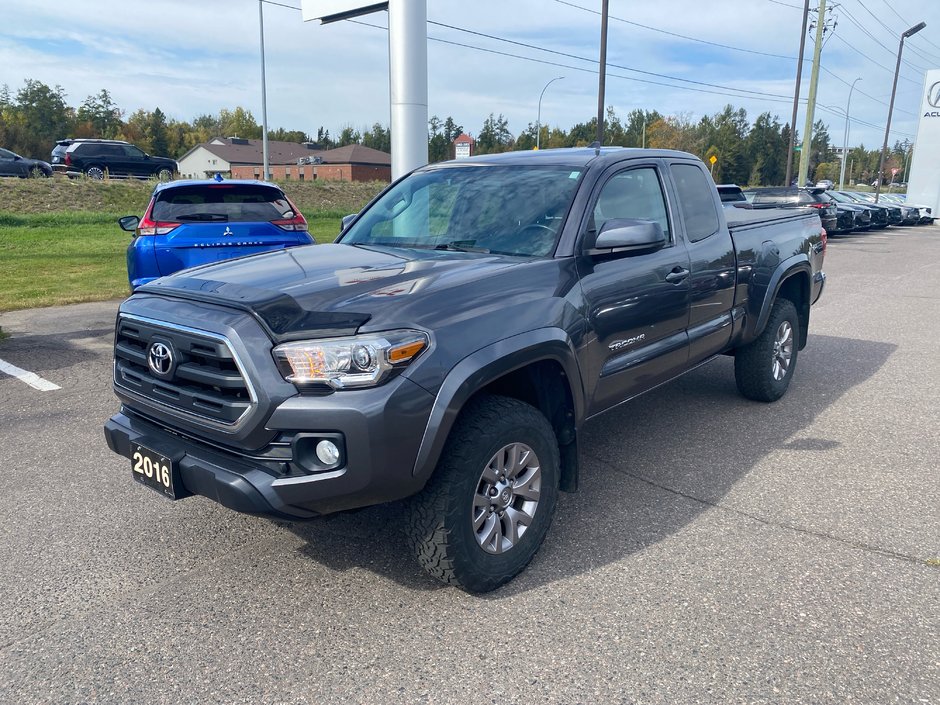 2016 Toyota Tacoma SR5 in Thunder Bay, Ontario - w940px