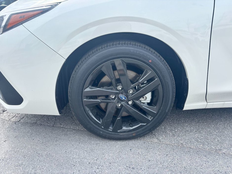 Subaru Impreza Touring 2025 Cette voiture à hayon à 5 portes est équipée de série de la traction intégrale symétrique Subaru.