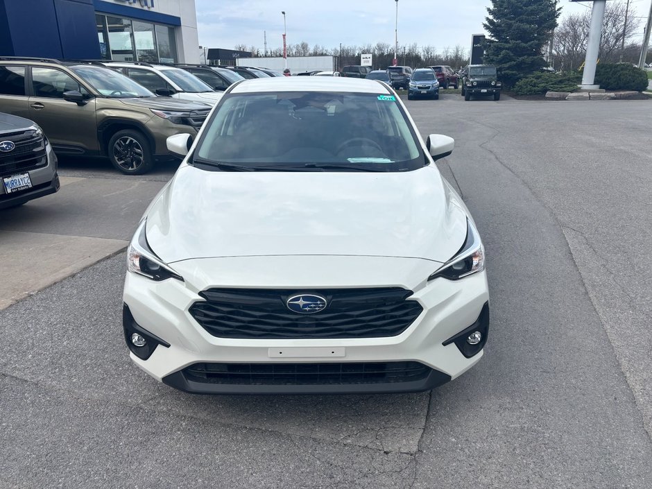 Subaru Impreza Touring 2025 Cette voiture à hayon à 5 portes est équipée de série de la traction intégrale symétrique Subaru.