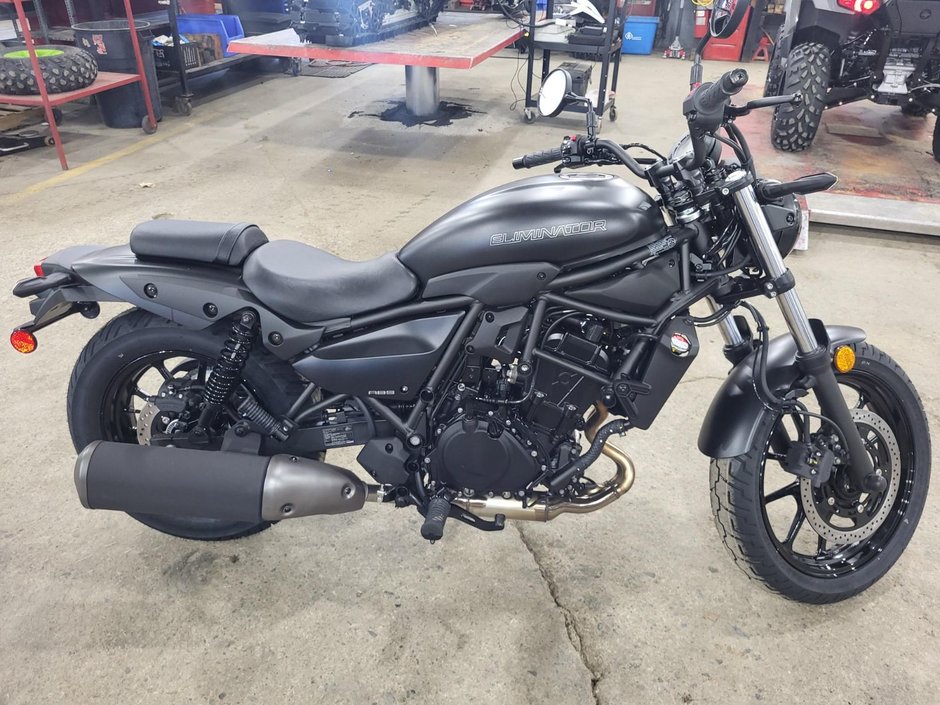 Kawasaki ELIMINATOR 450 Cruiser Urbain stylé 2024