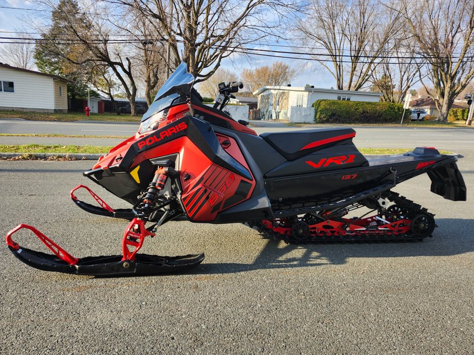 Polaris 850 INDY VR1 137 DYNAMIX EDITION  2025