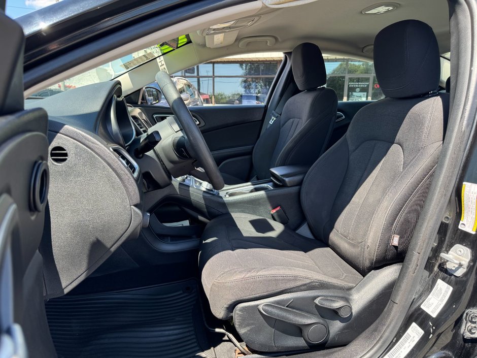 Chrysler 200 LX 2016 LX / Keyless Enter and Go / Push Button Start