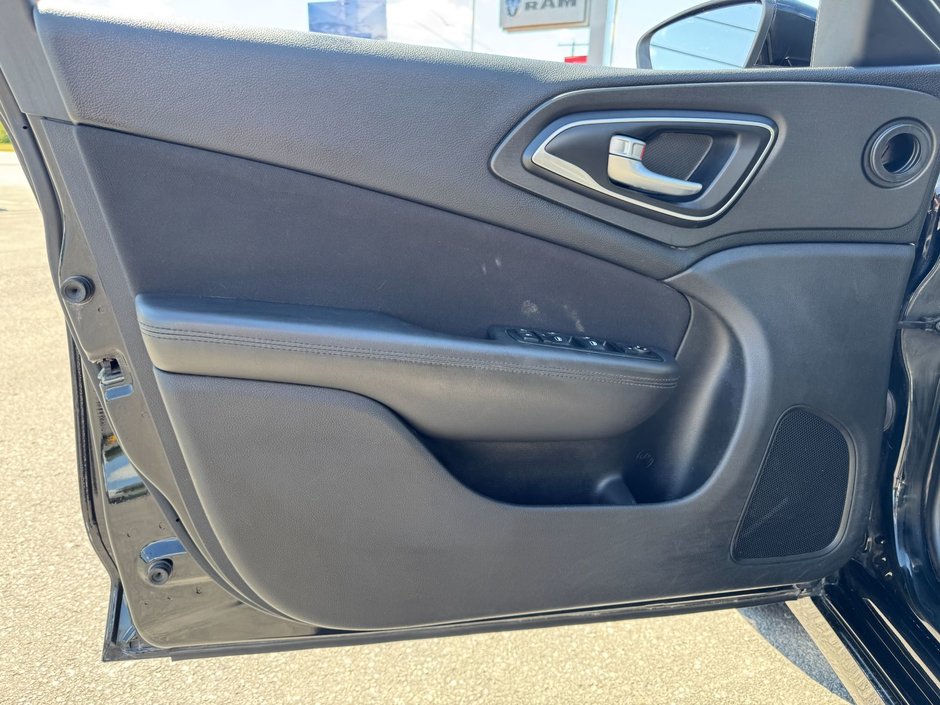 Chrysler 200 LX 2016 LX / Keyless Enter and Go / Push Button Start