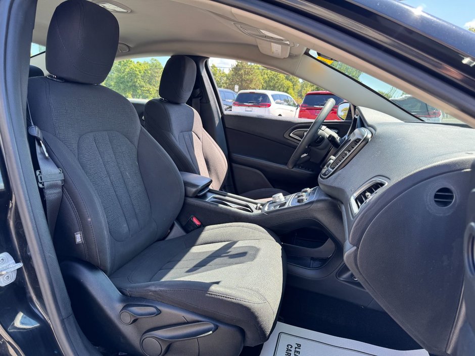 Chrysler 200 LX 2016 LX / Keyless Enter and Go / Push Button Start
