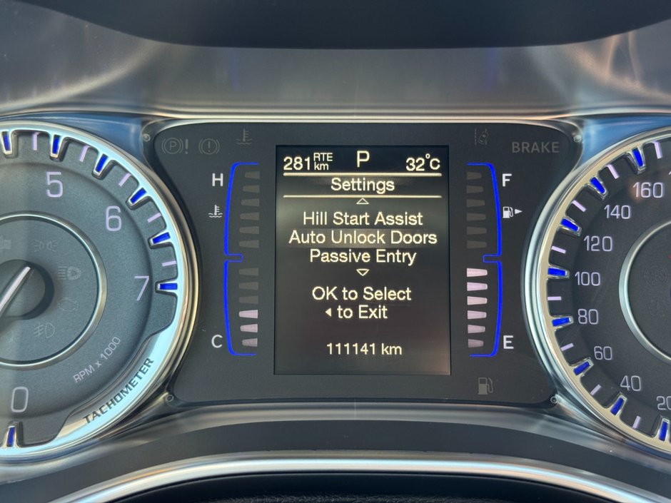 Chrysler 200 LX 2016 LX / Keyless Enter and Go / Push Button Start