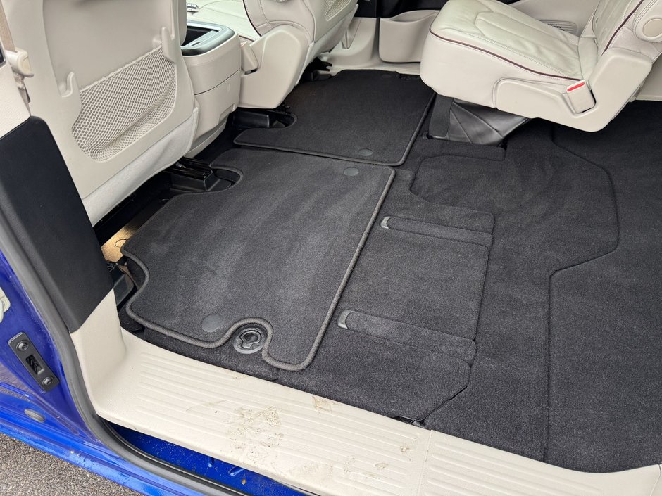 2020 Chrysler Pacifica Limited Limited / Power Doors / Heated Leather Seats