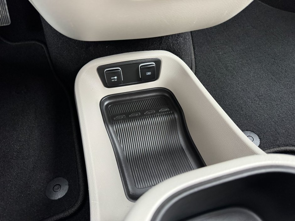 2020 Chrysler Pacifica Limited Limited / Power Doors / Heated Leather Seats