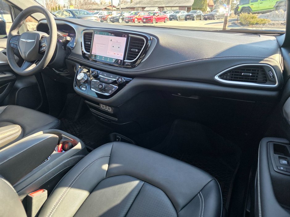 2024 Chrysler Pacifica Touring-L-39