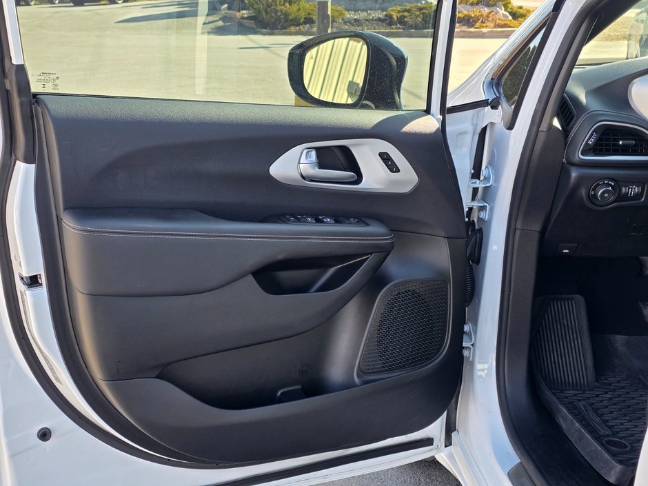 2024 Chrysler Pacifica Touring-L-5