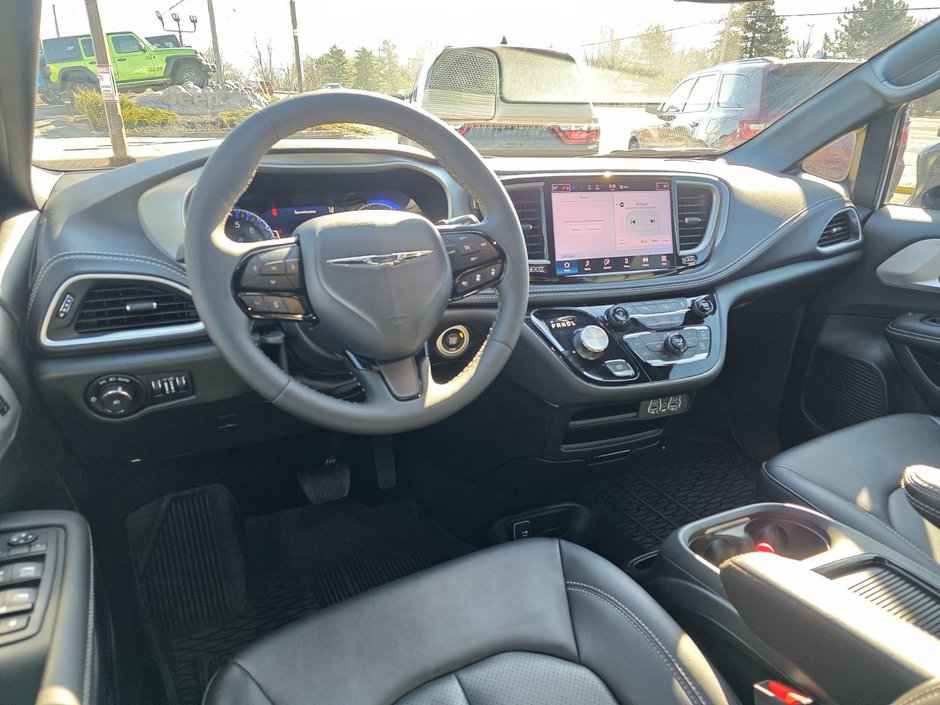 2024 Chrysler Pacifica Touring-L-8