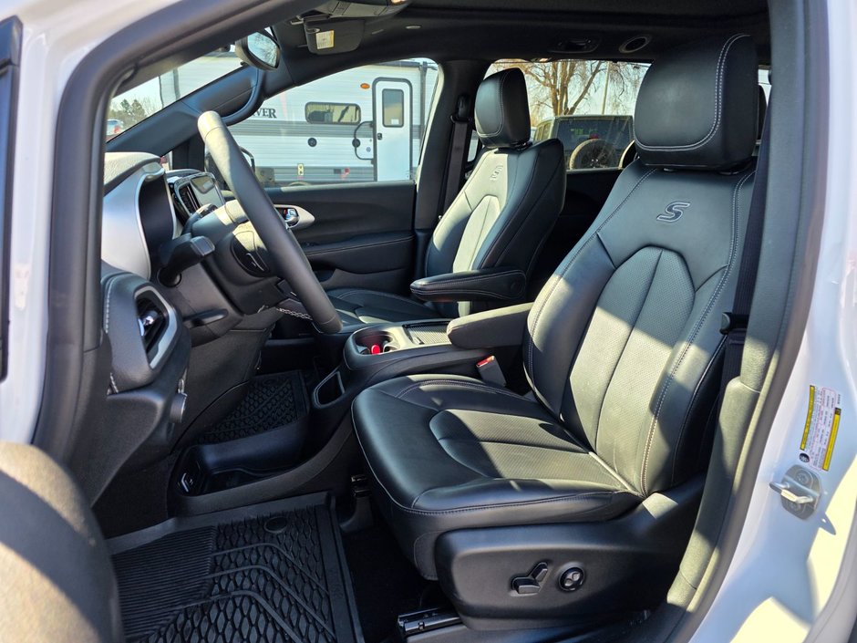 2024 Chrysler Pacifica Touring-L-6