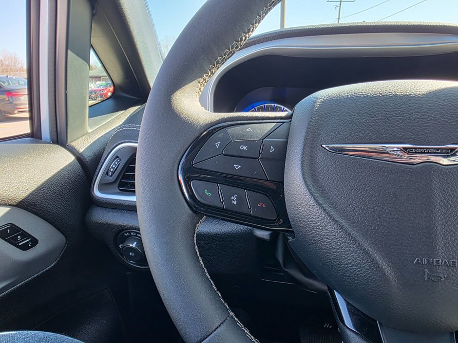 2024 Chrysler Pacifica Touring-L-10