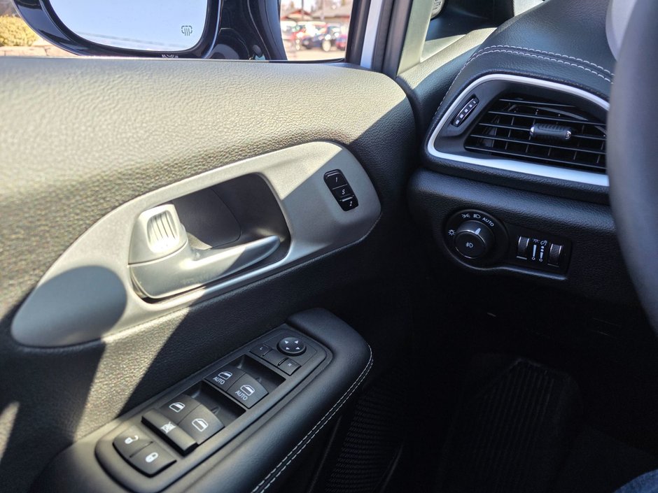 2024 Chrysler Pacifica Touring-L-9