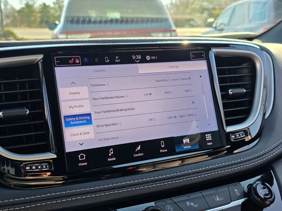 2024 Chrysler Pacifica Touring-L-30